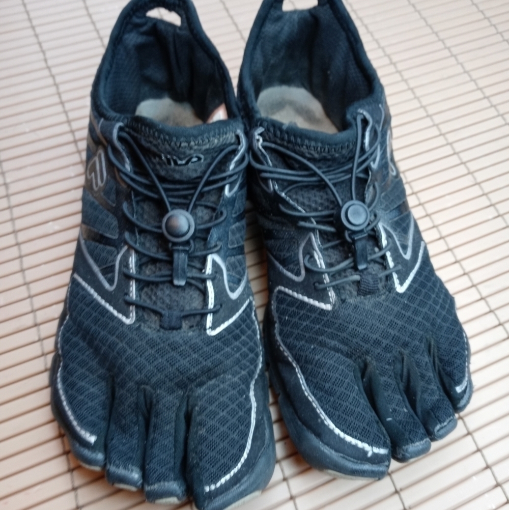 Fila Skelatoes black mesh fabric barefoot shoes. Bungee lace. men's sz 8 . 23 pm - Picture 3 of 10